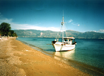 http://www.idyllion.gr/Der%20Strand%20mit%20Boot%20vor%20Hellenikon%20Idyllion.jpg